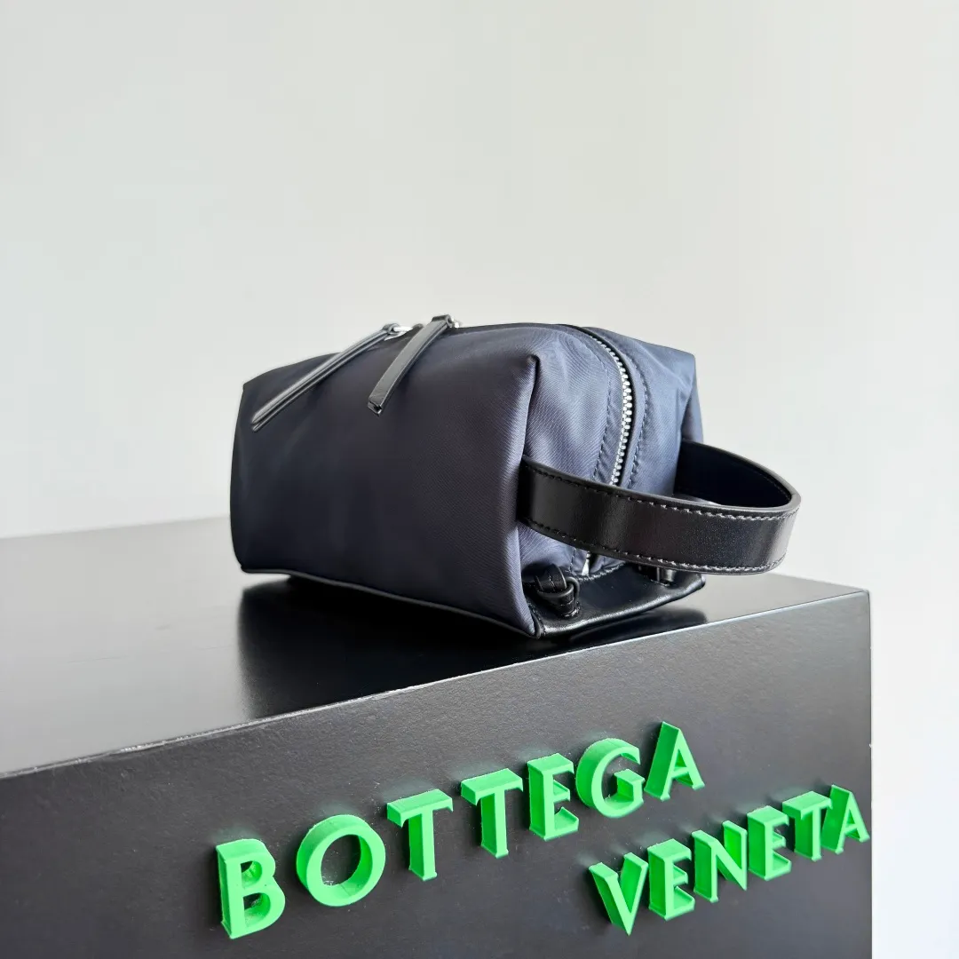 Batch 1160 Bottega Veneta When BV's classic genes are integrated into daily storage, this new bag directly understands the "advanced practical aesthetics"✨The new storage bag reshapes the sense of daily ritual with a low-key luxury attitude. The selection of high-quality nylon is light but tough. It reflects BV's dedication to quality. It can withstand the bumps of the journey and complement the daily sophistication. The large capacity is amazing, and the partitioned storage is ingeniously designed. Cosmetics and small items are in their proper places. Business trips, travels, and commuting are all about worry-free storage in one package. Style number: 806369 Size: 20*10*9cm